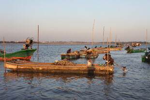 夕阳下的水上渔船场景