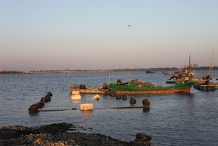 黄昏湖畔停泊的多彩船只