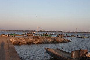 黄昏下的宁静水边码头