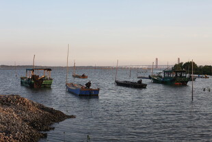 黄昏下的宁静水面渔船景
