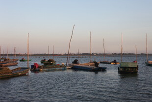 黄昏海港停泊的多彩船只