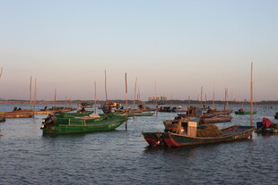 黄昏海港中的多彩船只