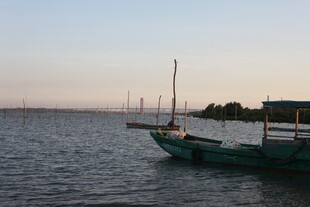 黄昏海面的停泊小船