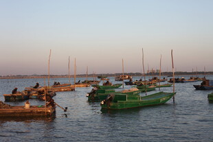 黄昏下停泊的多彩渔船