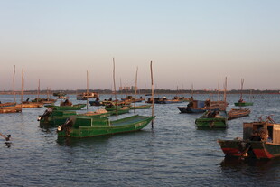 黄昏海港停泊的多彩船只