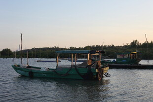 河畔停泊的船只