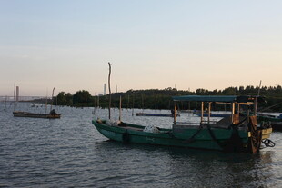 海上渔船静泊黄昏美景