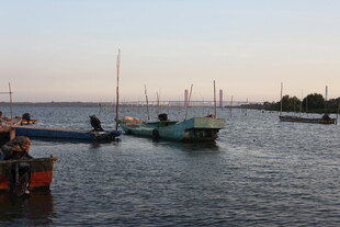 黄昏下宁静的港湾渔船