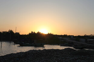 夕阳下的河畔美景