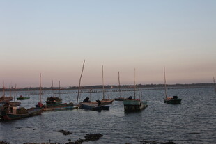 黄昏海港停泊的船只