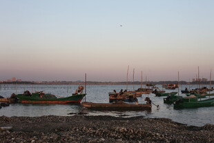 黄昏下的宁静渔港