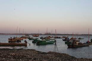 黄昏下宁静的港湾小船