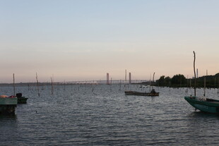 黄昏下宁静的海面与船只