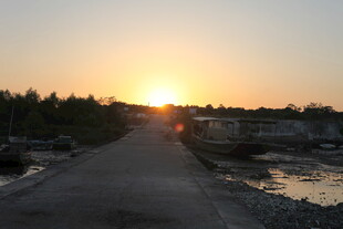 夕阳下的乡间小路