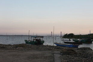 黄昏海港停泊的几艘小船