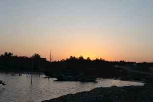 日落时分的静谧水边景致