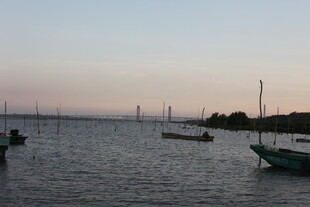 黄昏下宁静的海面与船只