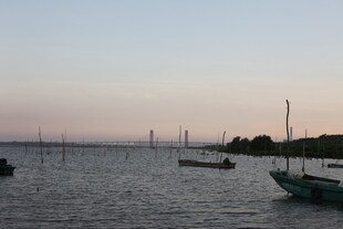 黄昏下宁静的海面与船只