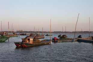 夕阳下的宁静渔港
