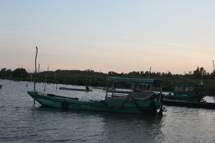 黄昏河畔停泊的几艘小船