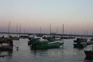 黄昏海港停泊的多彩船只