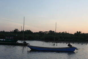 夕阳下宁静湖面的小船