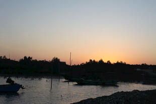 夕阳下的静谧水域风光