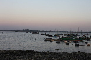 黄昏海港停泊众多船只