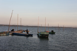 湖畔小船停泊的静谧时刻