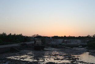 黄昏下的河畔泥泞景象