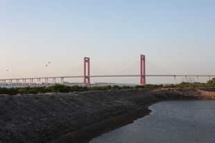 夕阳下的跨江大桥