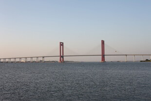 跨海大桥横跨广阔海面