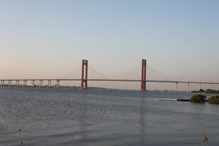 跨海大桥矗立广阔海面