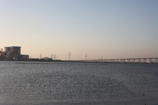 黄昏下的海面与远处桥梁