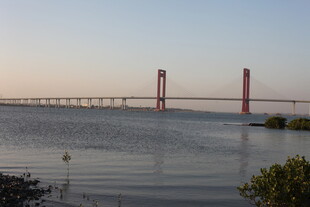 黄昏下的跨海大桥美景