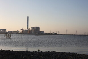 海边的发电厂远景