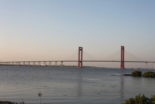 黄昏下的跨海大桥美景