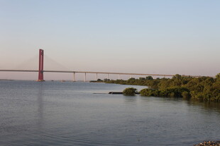 黄昏下的跨海大桥美景