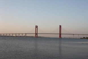 黄昏下的跨海大桥美景