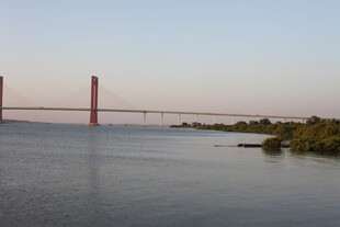 跨海大桥横跨平静水面