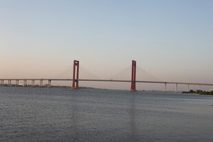 夕阳下的跨海大桥美景