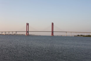 跨海大桥横跨广阔海面