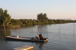 湖畔小船垂钓者