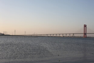 黄昏下的大桥与开阔水面