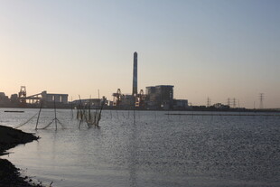 黄昏下的工业水域景观