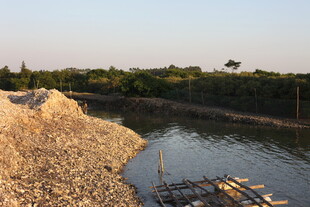 河边沙石堆与简易木排