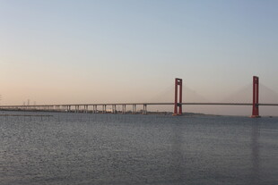 黄昏下的跨海大桥美景