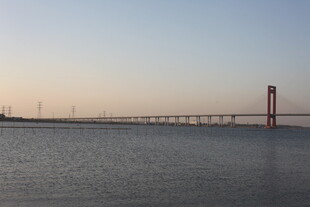 黄昏下的跨海大桥