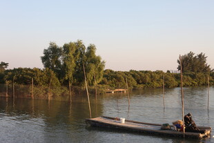 湖上泛舟的悠闲时光