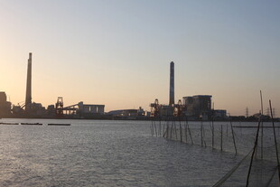 黄昏下的工业滨水景观